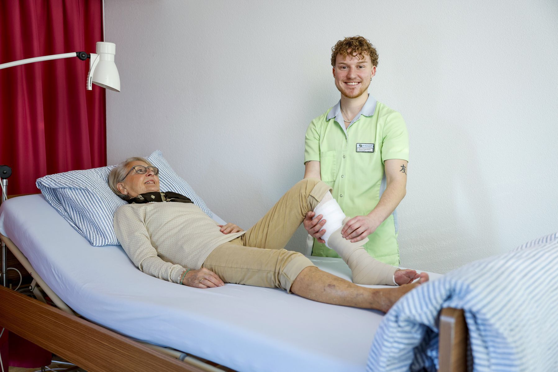 Mitarbeiter Pflege mit Bewohnerin