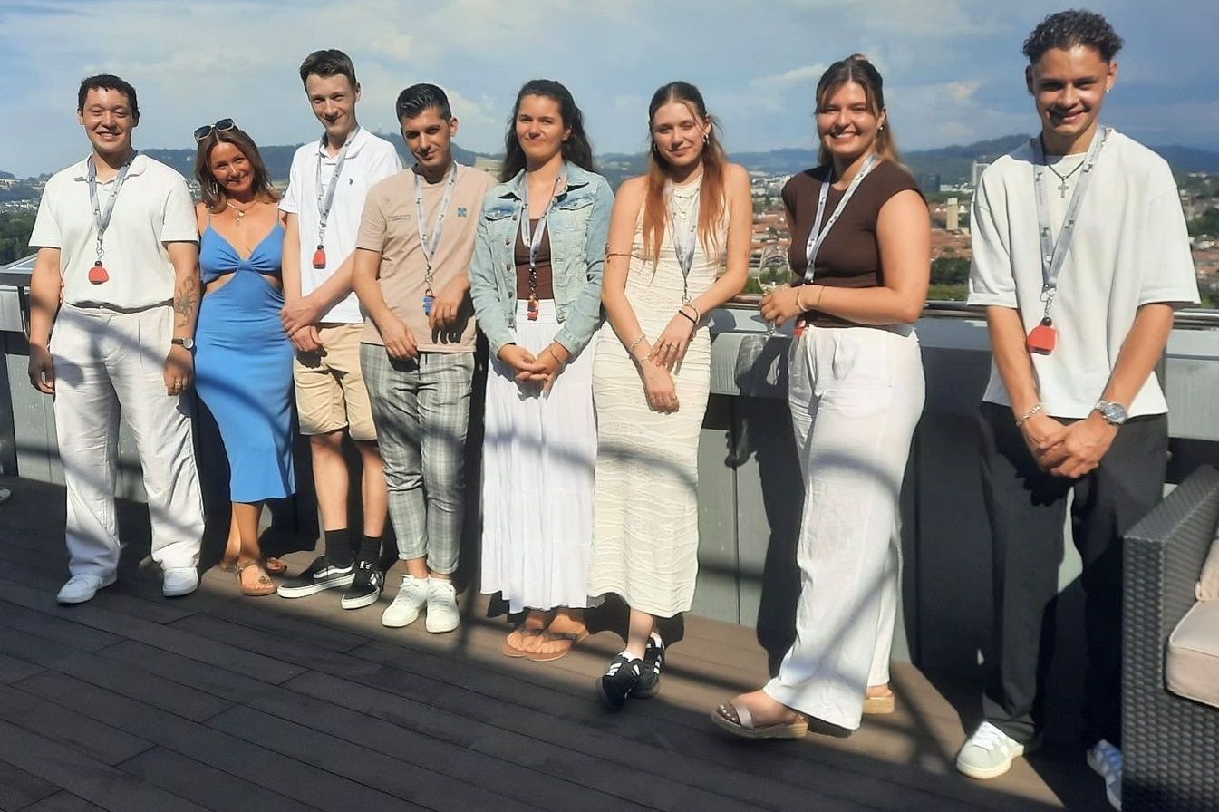 Gruppenbild der Lernenden nach erfolgreich abgeschlossener Ausbildung