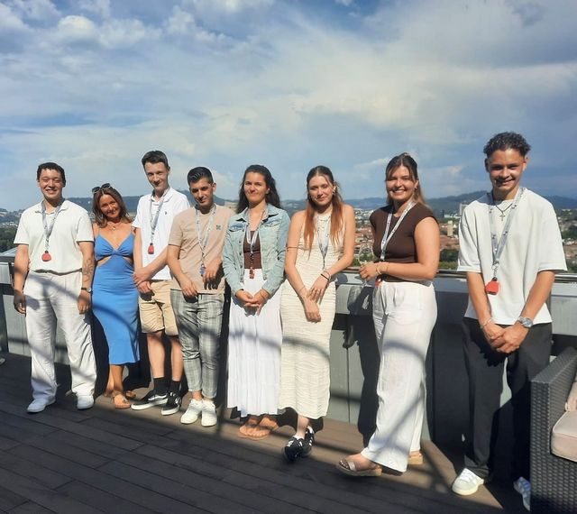 Gruppenbild der Lernenden nach erfolgreich abgeschlossener Ausbildung