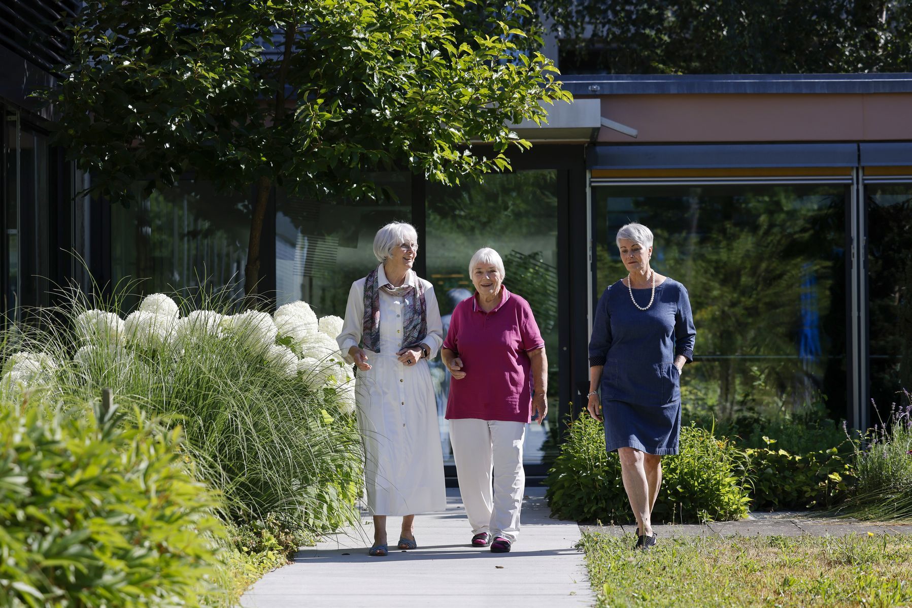 Burgerspittel im Viererfeld: Drei Personen im Garten