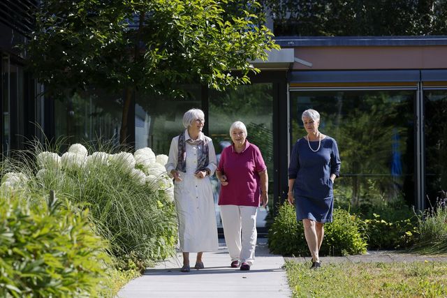 Burgerspittel im Viererfeld: Drei Personen im Garten