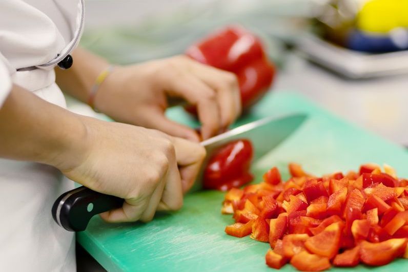 In der Küche wird Gemüse geschnitten