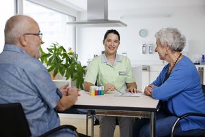 Pflegefachfrau im Gespräch