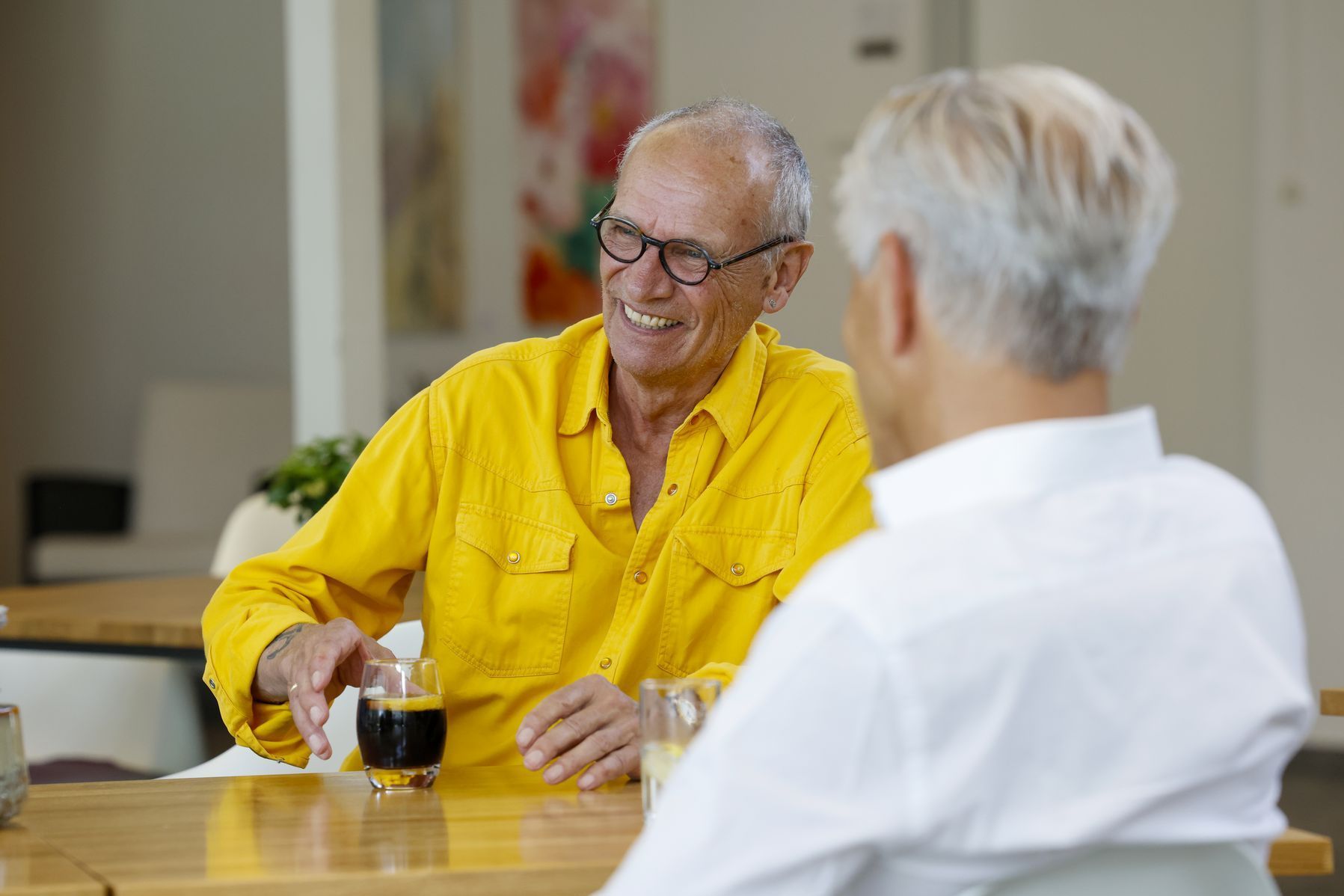 Zwei Männer an einem Tisch.