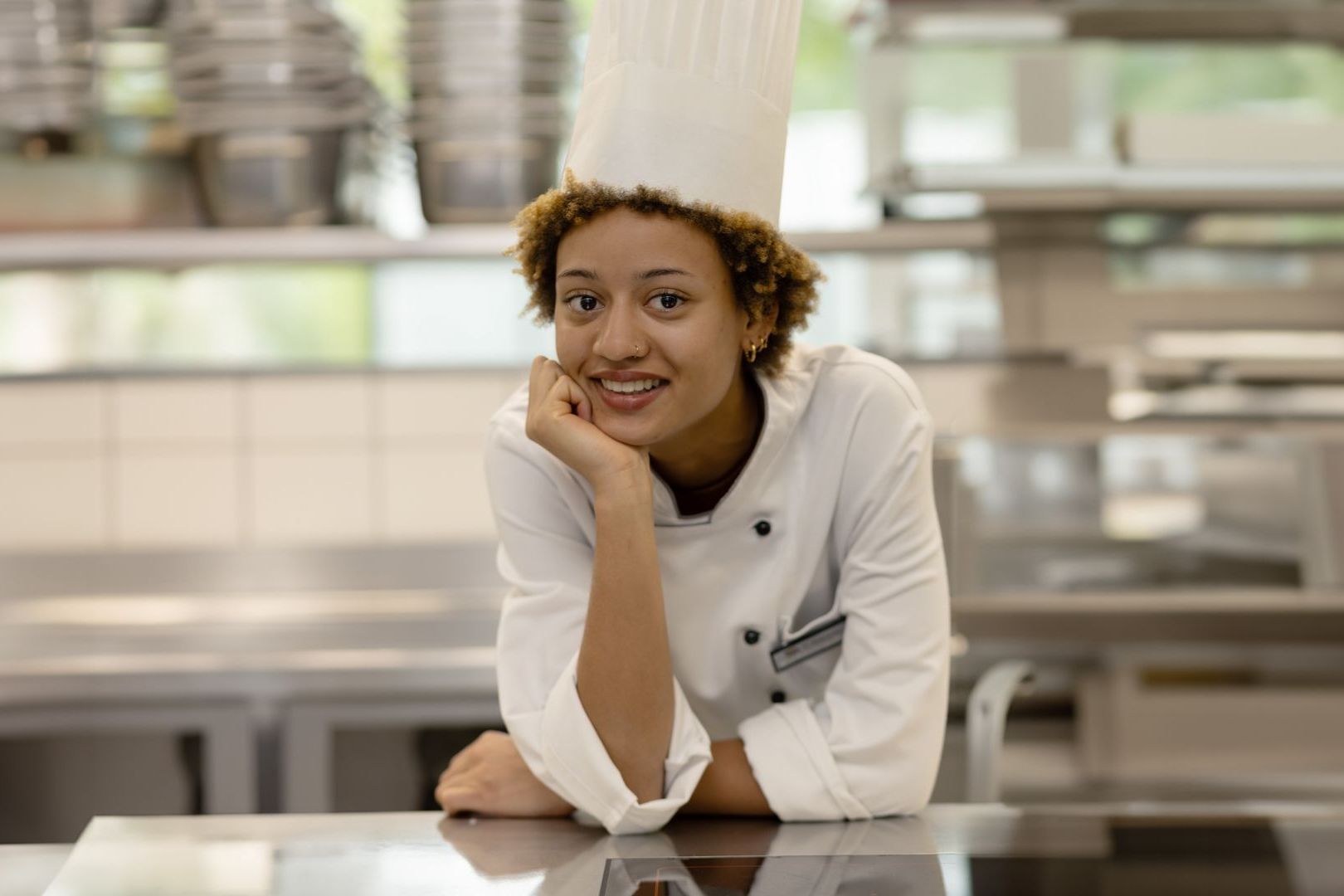 Mitarbeiterin in der Küche