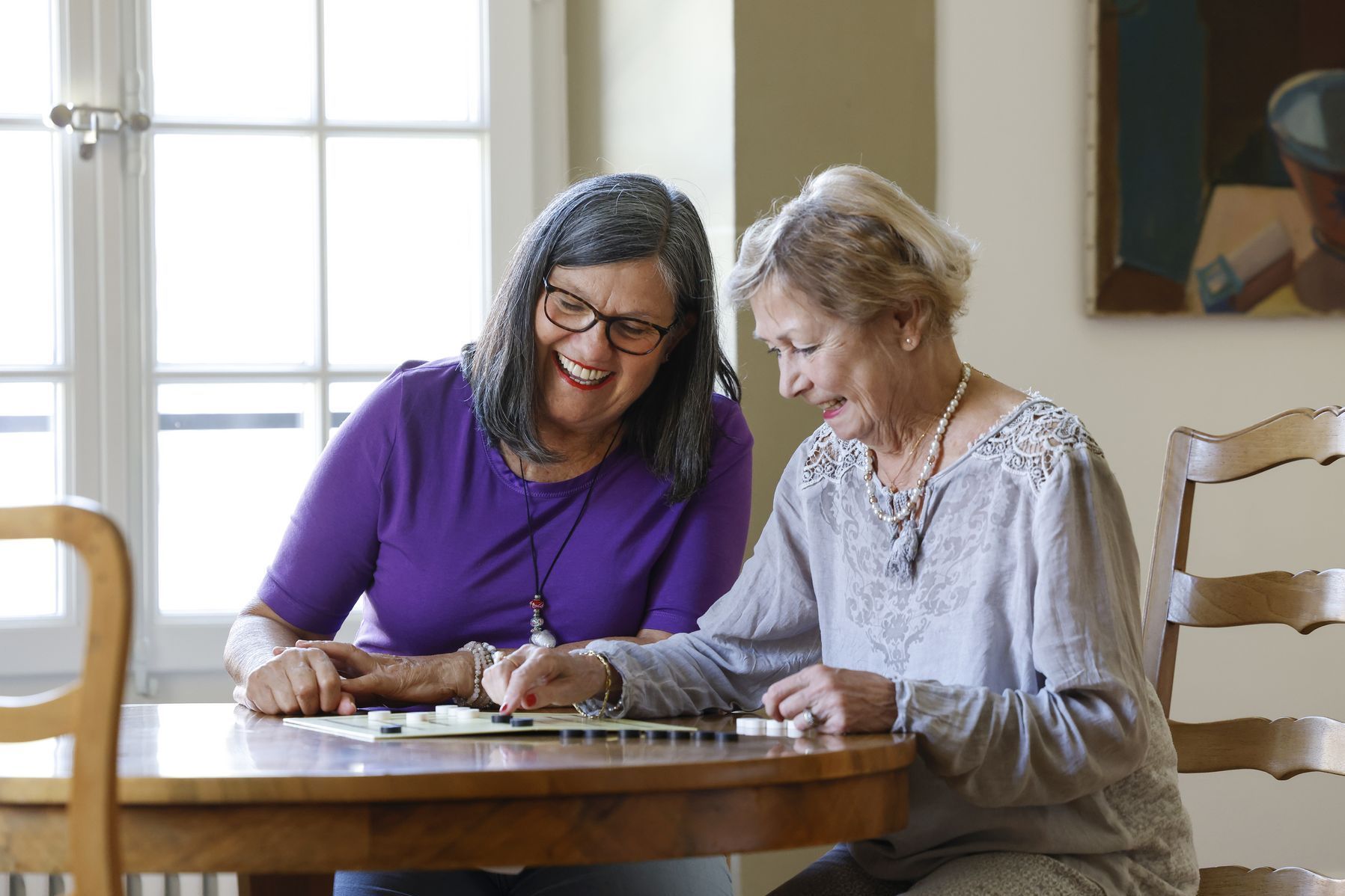 Eine Freiwillige spielt ein Spiel mit einer Bewohnerin