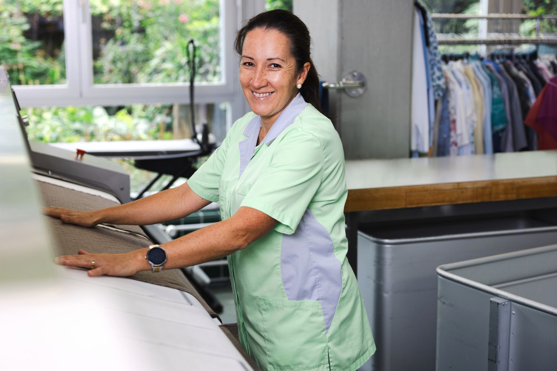 Mitarbeitende in der Wäscherei