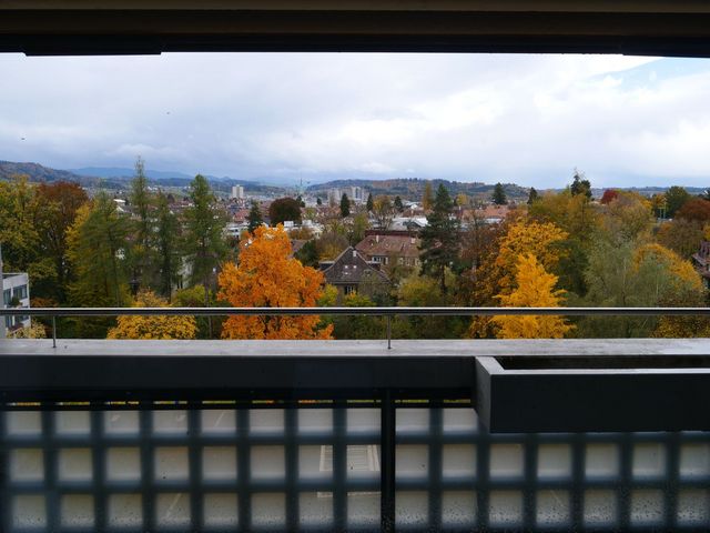 Wohnungsaussicht mit Balkon