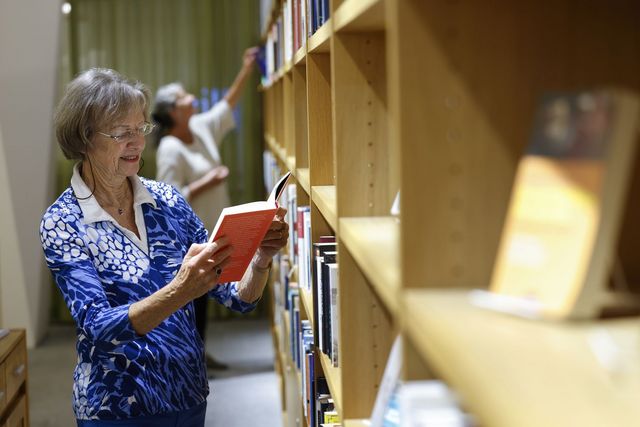 Burgerspittel im Viererfeld: Bibliothek mit zwei Personen