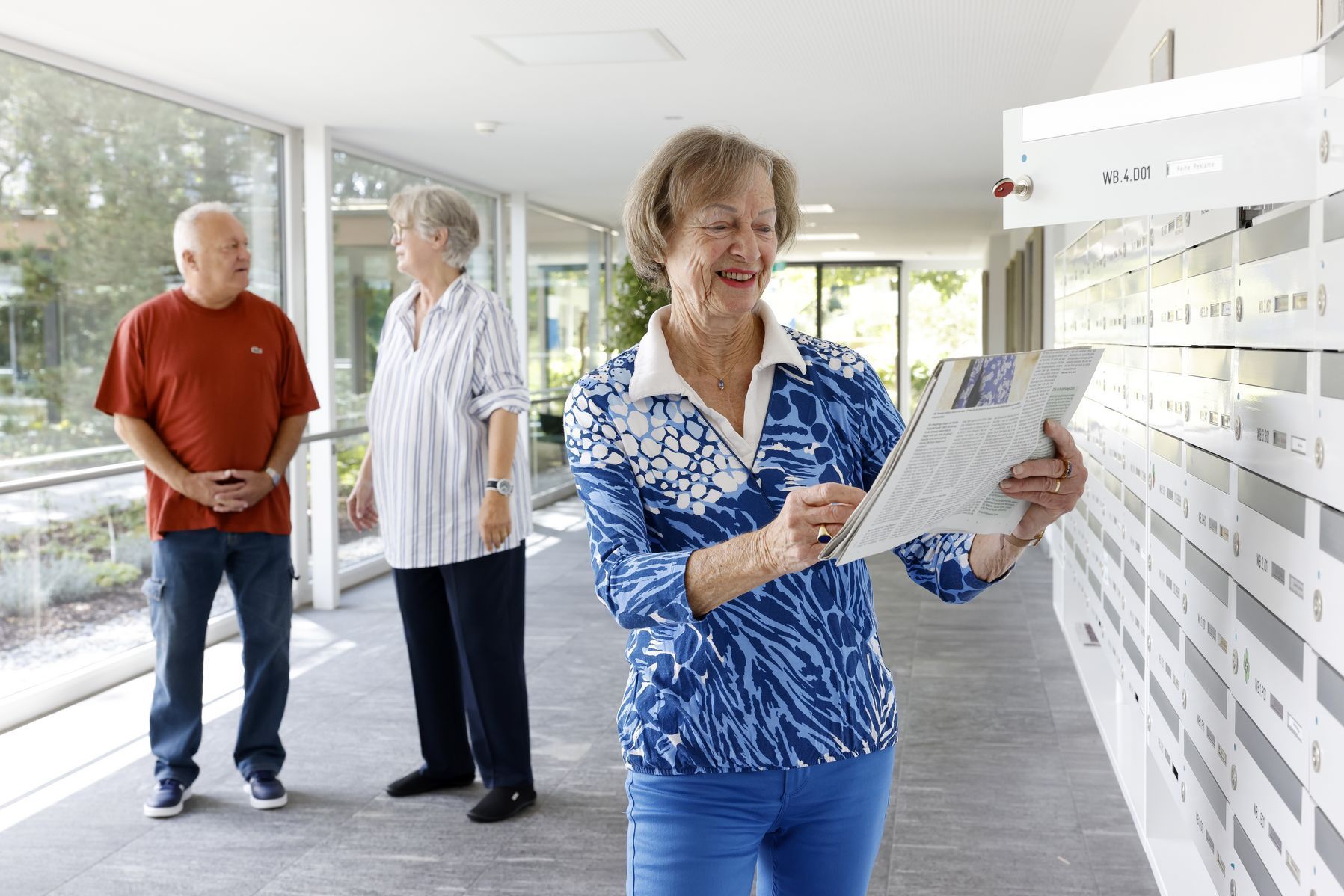 Burgerspittel im Viererfeld: Eine Person nimmt ihre Post aus dem Briefkasten.