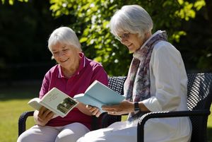 Zwei ältere Damen lesen