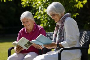 Zwei ältere Damen lesen