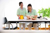 Zwei Lernende üben eine Blutentnahme