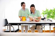 Zwei Lernende üben eine Blutentnahme