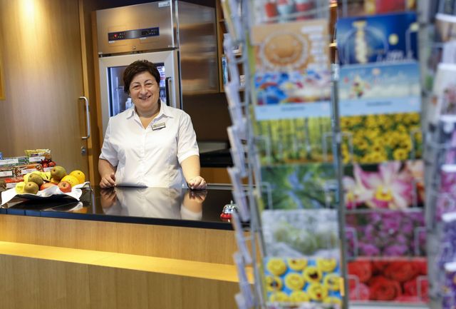 Burgerspittel im Viererfeld: Mitarbeiterin am Kiosk