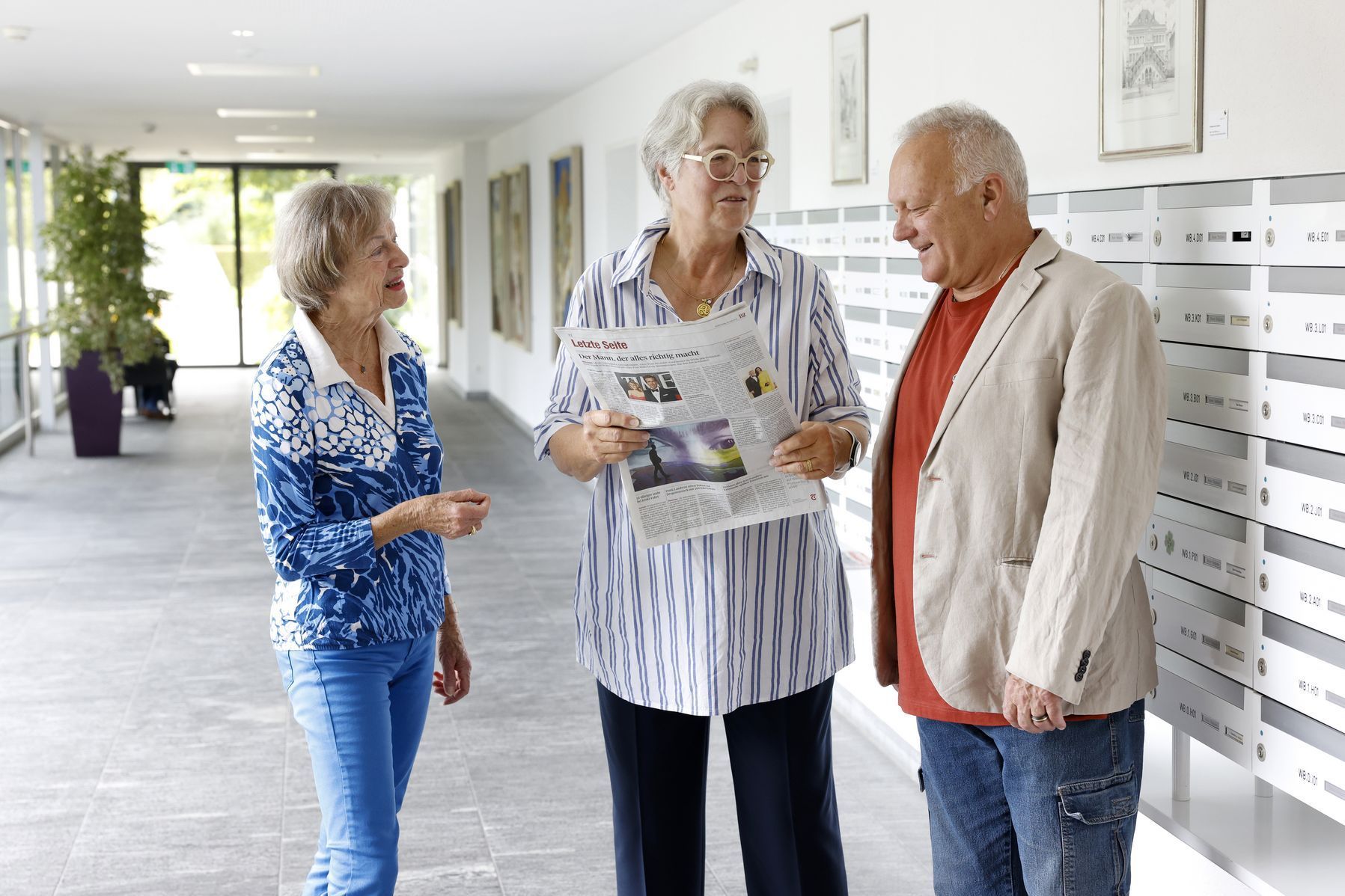 Burgerspittel im Viererfeld: drei Personen bei den Briefkasten